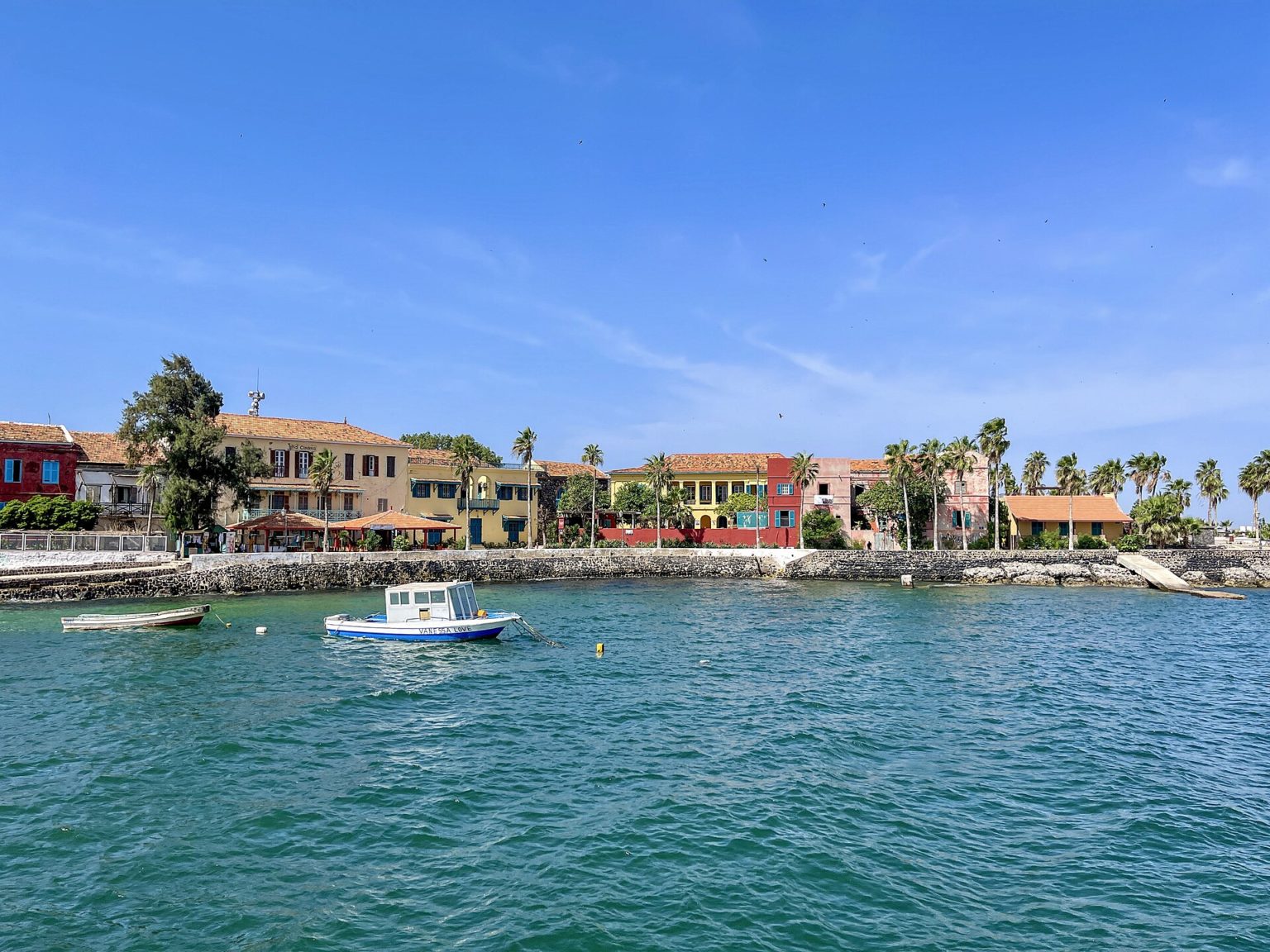 Façades de l’île de Gorée vues de la mer