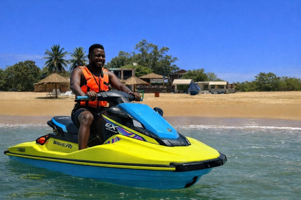 Jet-ski sur la plage de Saly