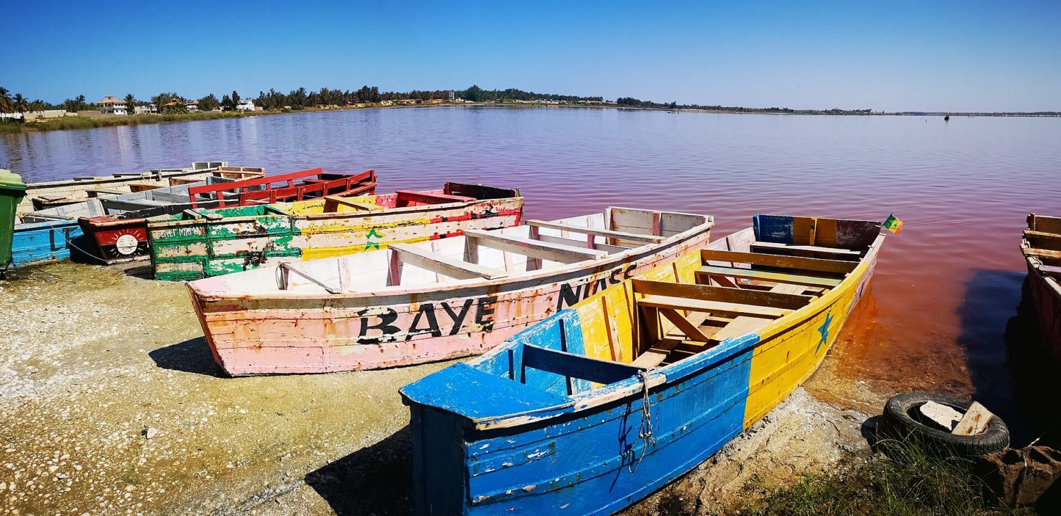 Pirogues au bord du lac Rose