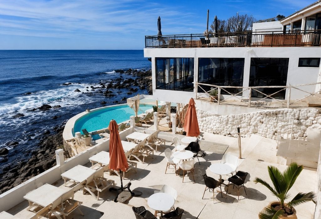Surfer Paradise — Beach club & piscine · Dakar Agency